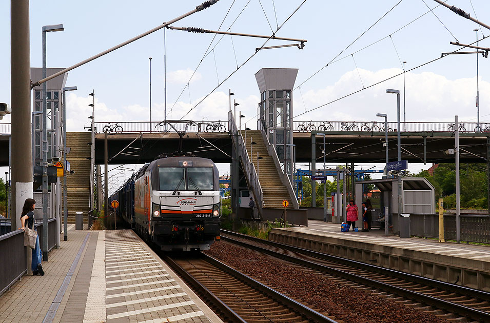 Ein Güterzug im Bahnhof Leipzig-Engelsdorf