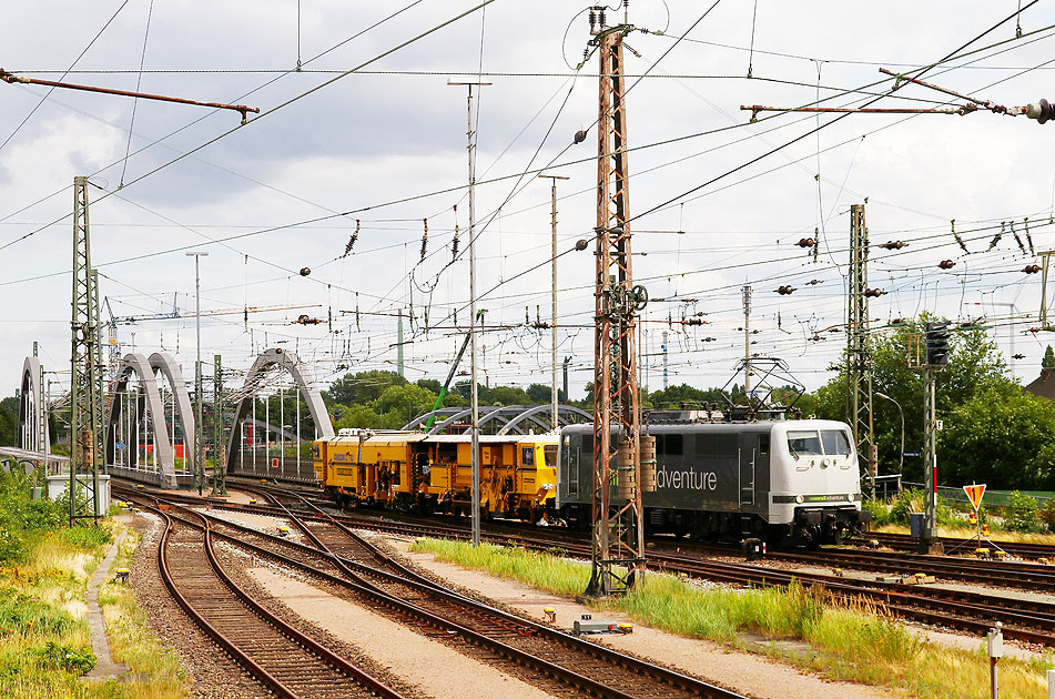 Eine Railadventure 111 mit einer Gleis- und Weichenstopfmaschine im Güterbahnhof Hamburg Süd