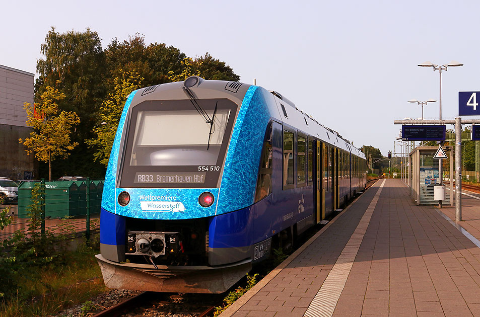 Ein Ilint Wasserstoffzug der EVB im Bahnhof Buxtehude