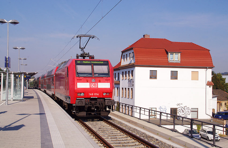 Eine S-Bahn im Bahnhof Dresden-Trachau mit einer Lok der Baureihe 146