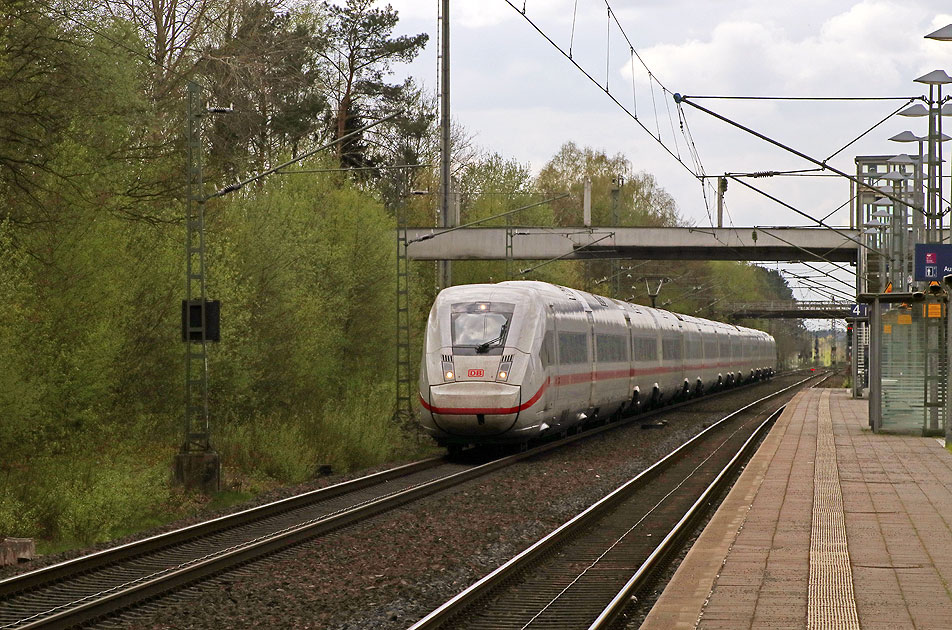 Ein ICE 4 der Baureihe 412 im Bahnhof Lauenbrück