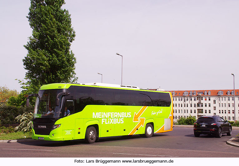 Ein Scania-Bus von Meinfernbus Flixbus am Berliner ZOB