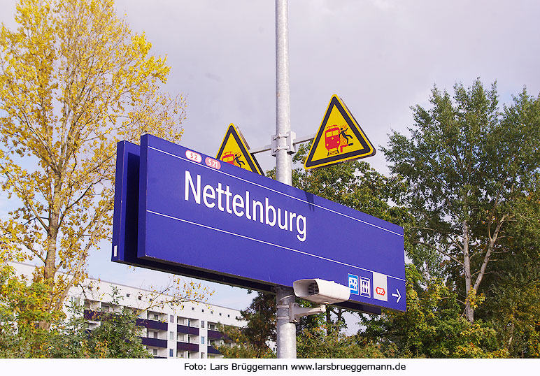 Ein Bahnhofsschild im Bahnhof Hamburg-Nettelnburg