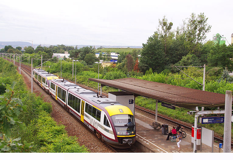 Zwei Desiro-Triebwagen der Städtebahn Sachsen am Haltepunkt Dresden Industriegelände