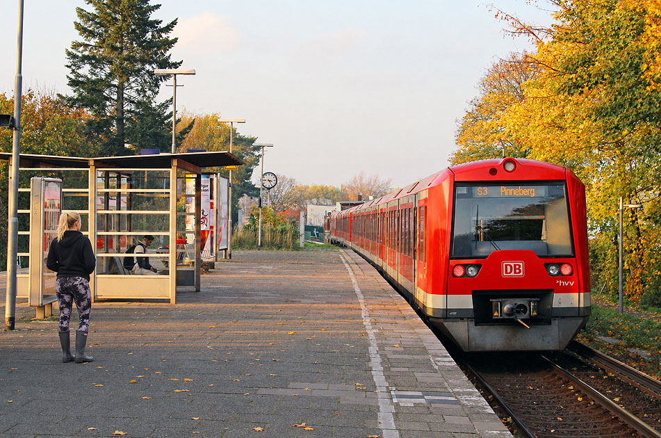 Eine S-Bahn der Baureihe 474 im Bahnhof Hamburg-Langenfelde