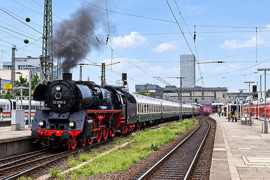 Die 03 1010-2 im Bahnhof Hamburg-Altona