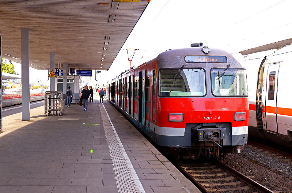 Eine S-Bahn der Baureihe 420 im Bahnhof Hamburg-Altona