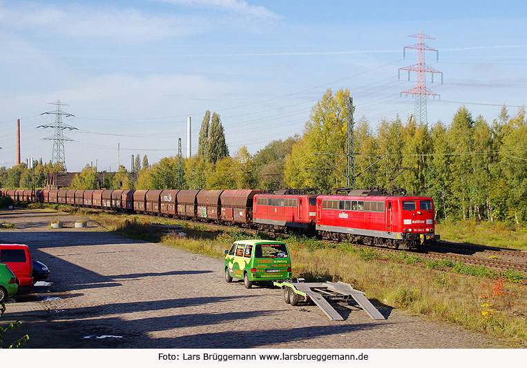 Zwei Loks der Baureihe 151 mit einem Erzzug in Hamburg