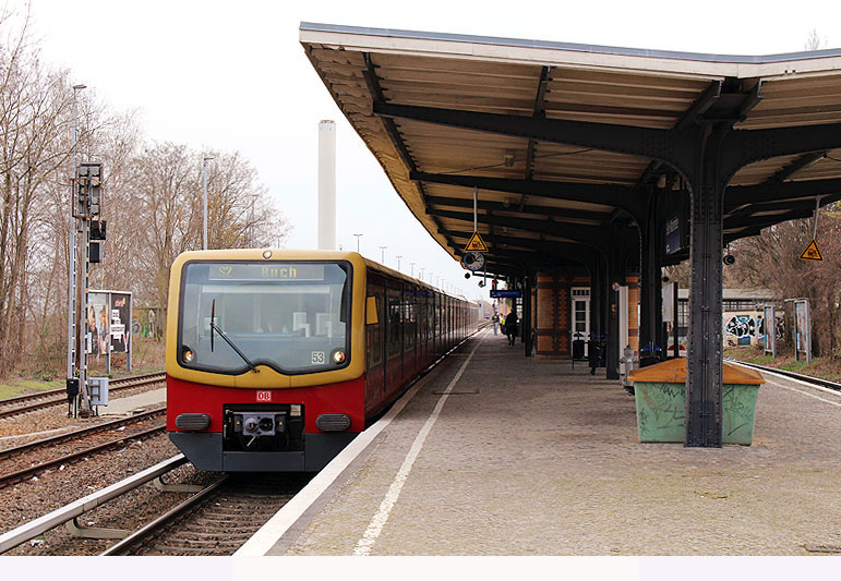 Der Bahnhof Marienfelde der S-Bahn in Berlin mit einem 481