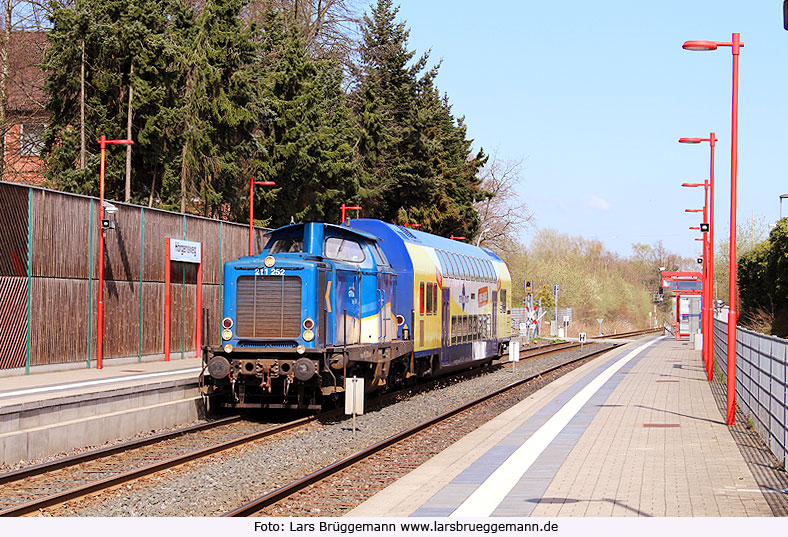 EVB Lok mit Metronom Doppelstockwagen im AKN Bahnhof Hörgensweg