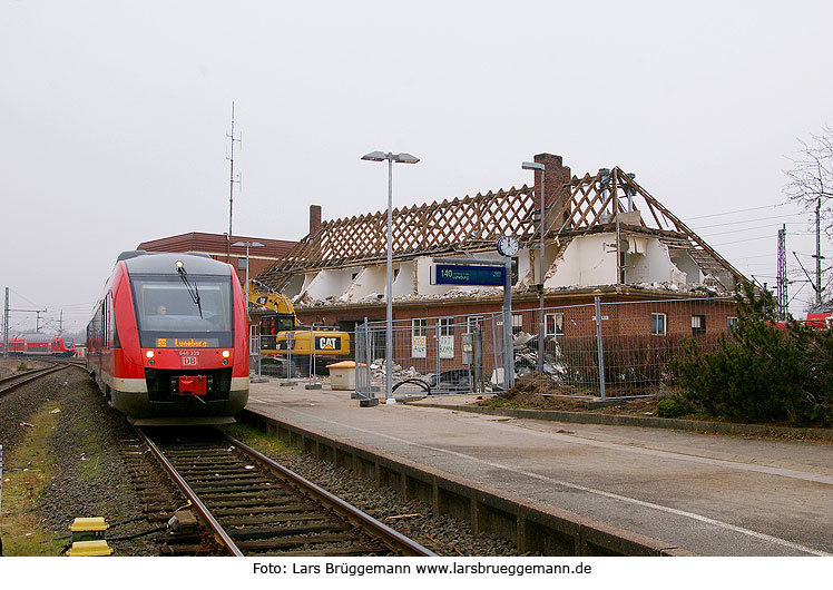 Der Bahnhof Büchen während dem Abriss im Februar 2011
