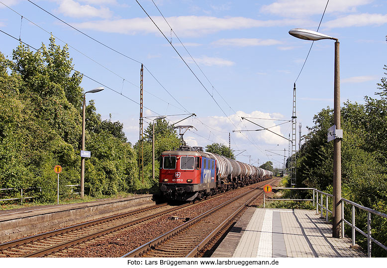 Ein Kesselwagenzug im Bahnhof Dresden-Stetzsch gezogen von der SBB 421 377-3