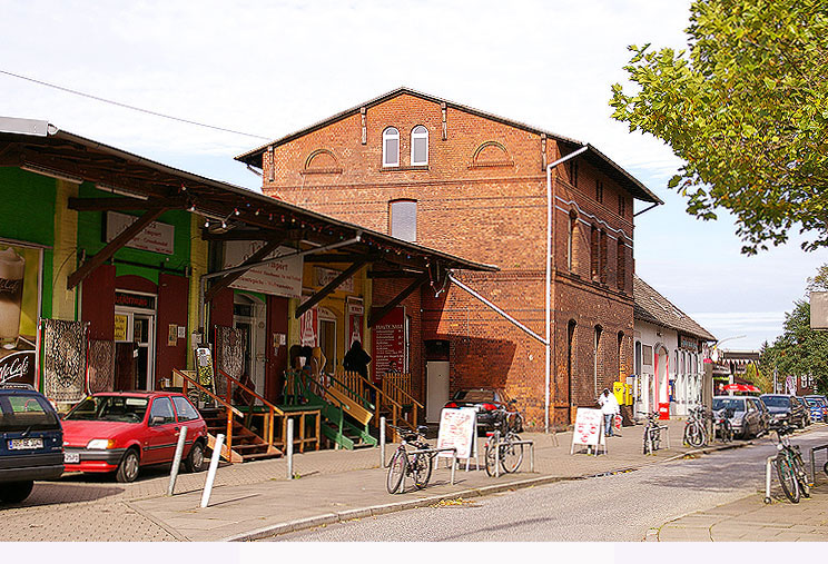 Das alte Bahnhofsgebäude mit Güterschuppen in Hamburg-Rahlstedt