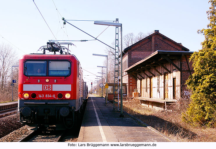 Der Bahnhof Hogeneggelsen mit einer Lok der Baureihe 143