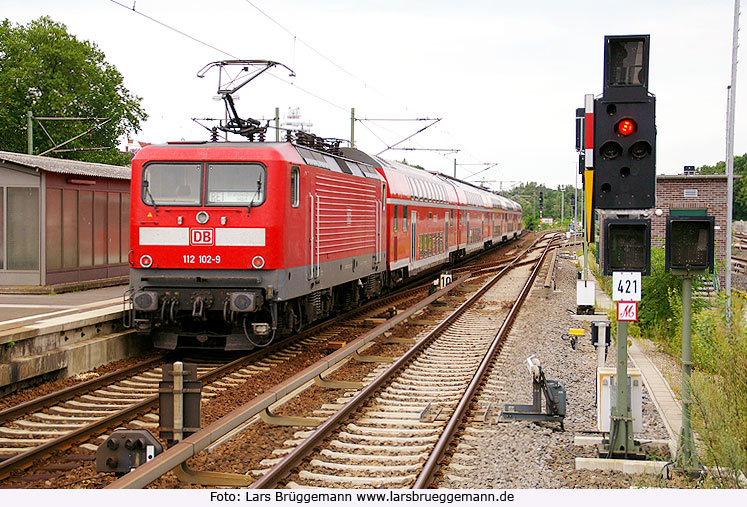 Eine Lok der Baureihe 112 im Bahnhof Berlin-Charlottenburg