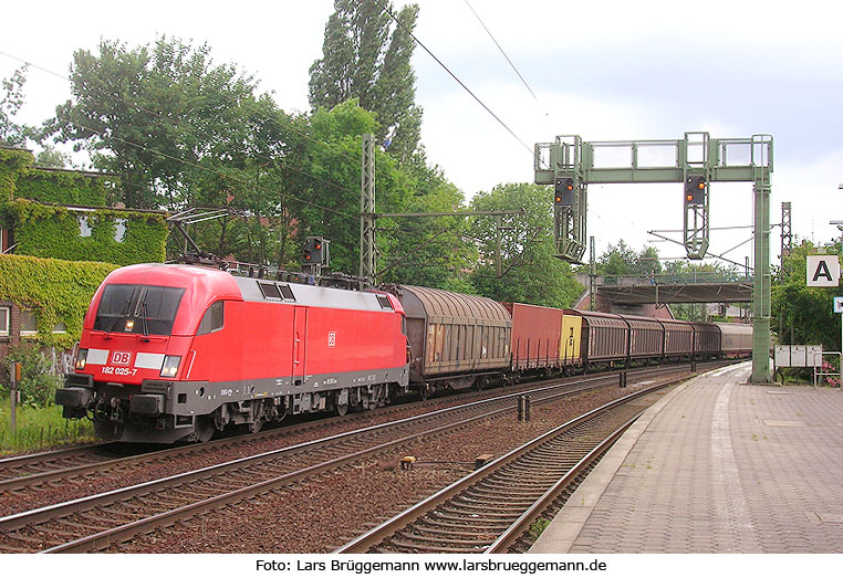 DB Baureihe 182 - Die 182 025-7 mit einem Güterzug im Bahnhof Hamburg-Harburg