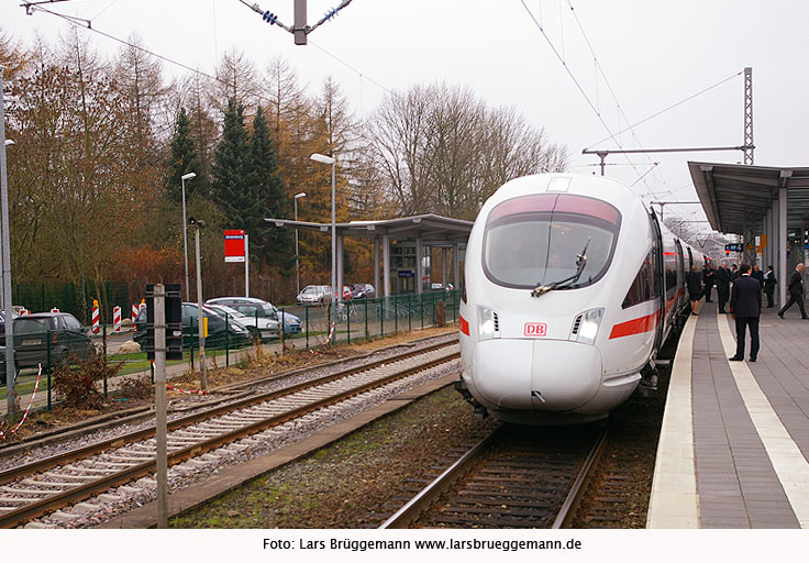 Der Eröffnugnszug für die Eleketrifizierung der Bahnstrecke Hamburg - Lübeck beim Halt im Bahnof Ahrensburg