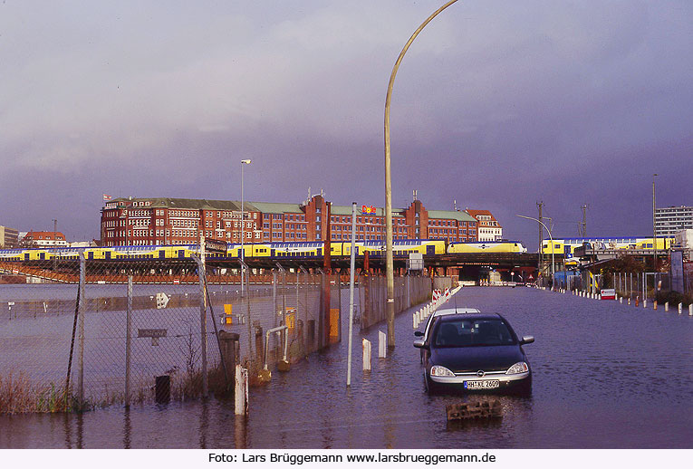 Die Oberhafenbrücke und Stockmeyerstraße in Hamburg während einer Sturmflut