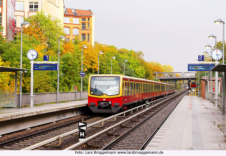 Die Baureihe 481 der Berliner S-Bahn im Bahnhof Julius-Leber-Brücke