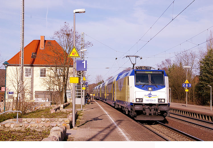 Ein Metronom-Zug mit einer 146 im Bahnhof Sprötze