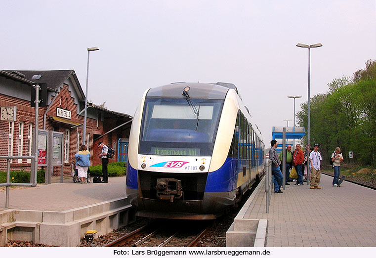 Ein EVB-Lint-Triebwagen im Bahnhof Harsefeld