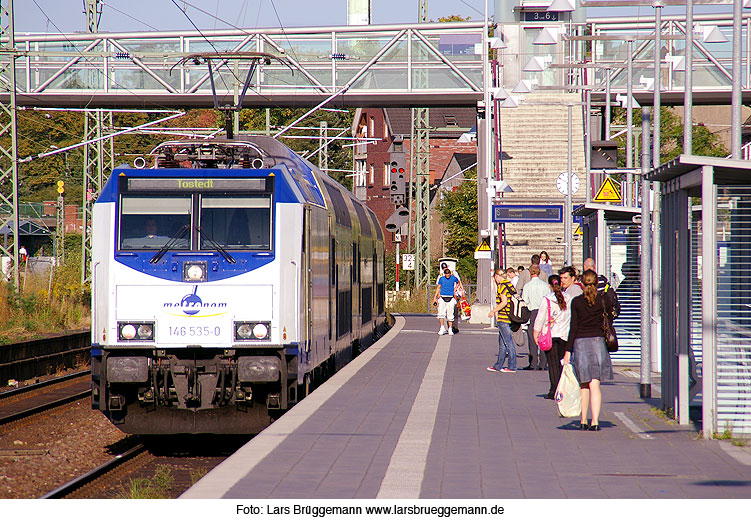 Ein Metronom Zug im Bahnhof Buchholz in der Nordheide