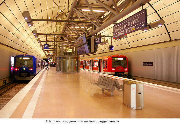 Die S-Bahn im Bahnhof Flughafen / Airport in Hamburg
