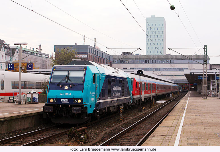 Die NOB Traxx-Lok 245 212-6 in Hamburg-Altona
