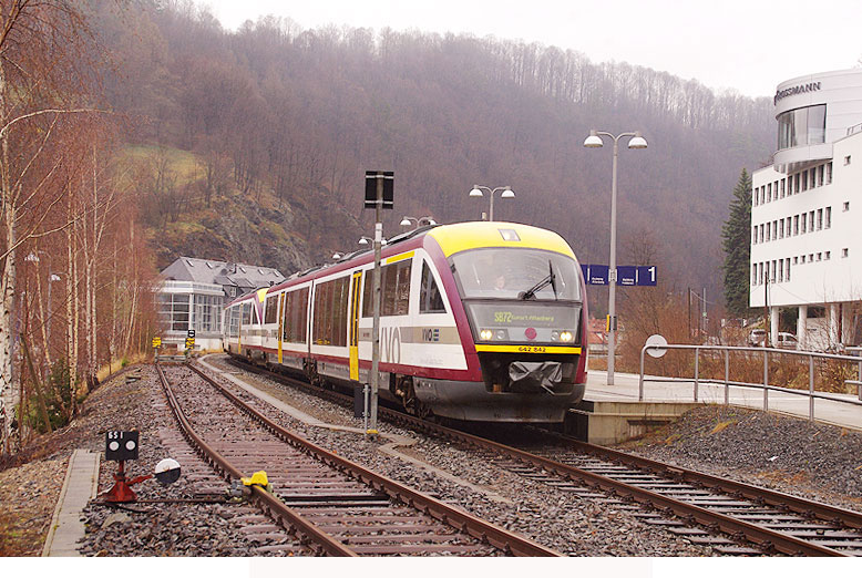 Zwei Desiro-Triebwagen der Städtebahn Sachsen im Bahnhof Glashütte an der Müglitztalbahn