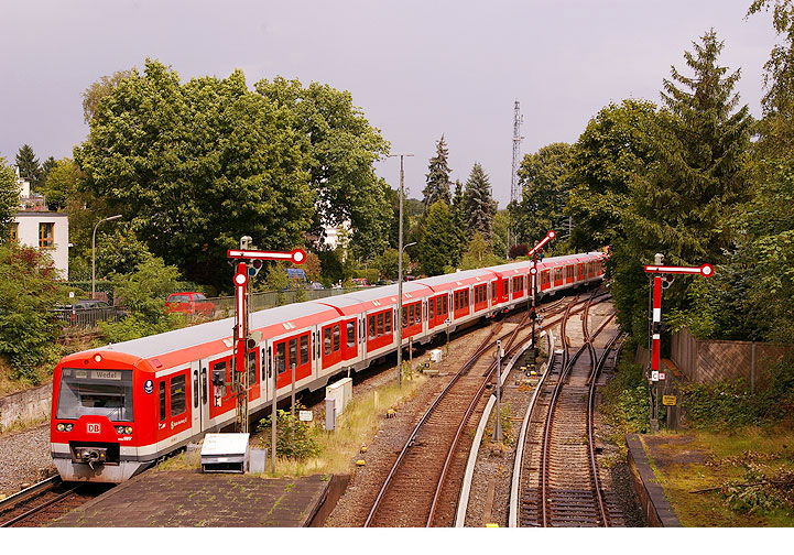 Mit der S-Bahn durch die Elbvororte von Altona nach Wedel über Blankenese