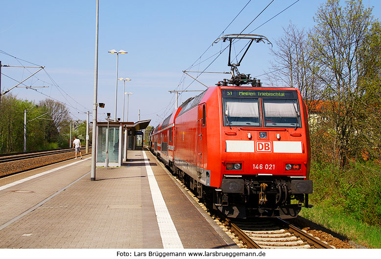 S-Bahn im Bahnhof Heidenau Süd mit einer Lok der Baureihe 146
