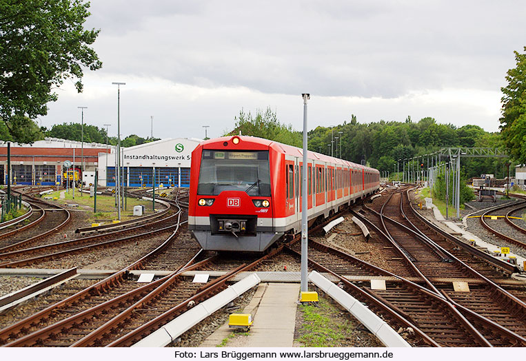 Eine S-Bahn der Baureihe 474 im Bahnhof Hamburg-Ohlsdorf