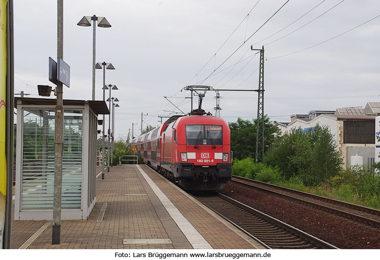 S-Bahn in Dresden am Bahnhof Zschachwitz