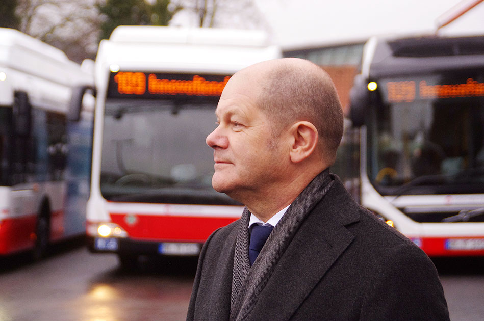 Hamburgs Erster Bürgermeister Olaf Scholz vor innovativen Bussen