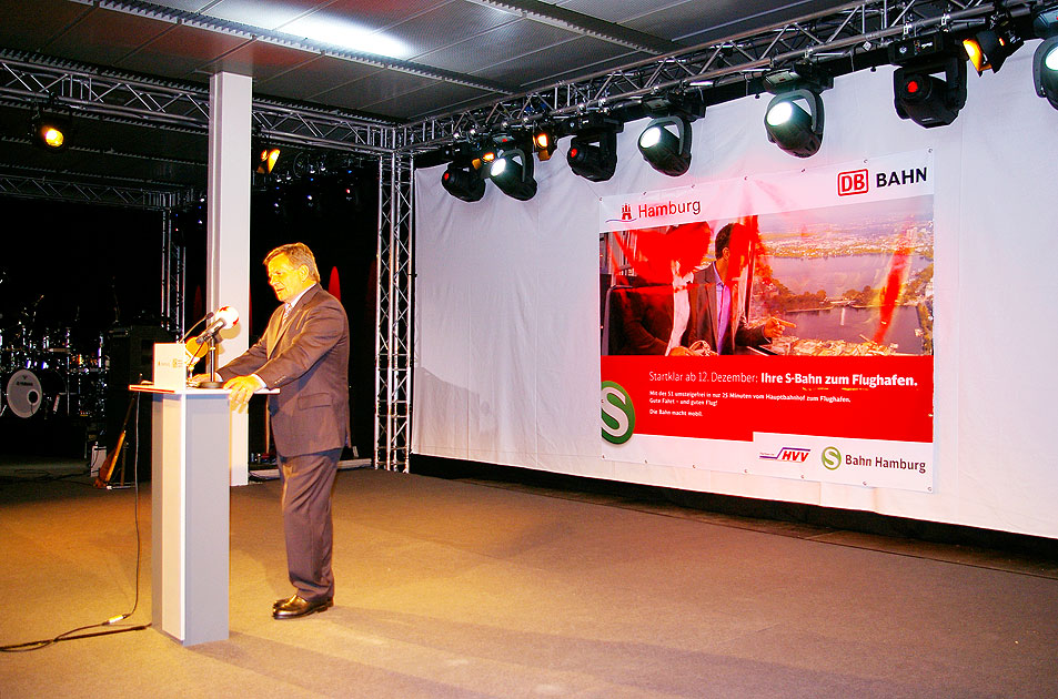Hartmut Mehdorn bei der Eröffnungsansprache der Hamburger Flughafen S-Bahn