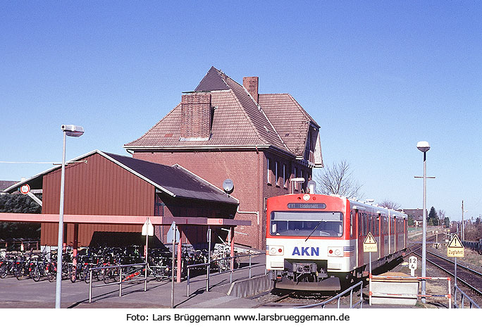 AKN VTA Triebwagen im Bahnhof Bönningstedt