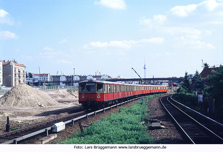 Die S-Bahn in Berlin am Bahnhof Bornholmer Straße - Baureihe 475 - ET 165