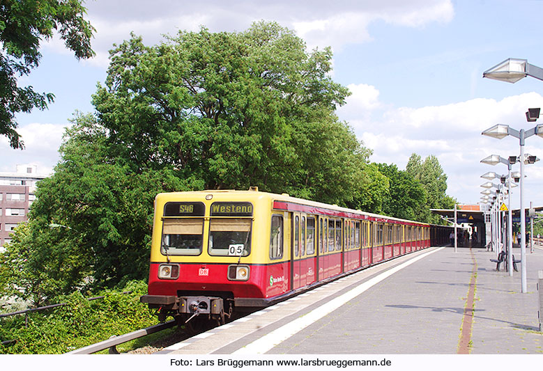 Berliner S-Bahn - Bahnhof Innsbrucker Platz - Ringbahn - Übergang zur U-Bahn
