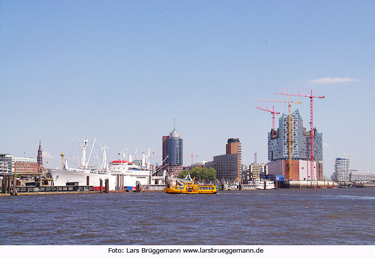 Die Elbe in Hamburg mit der Cap San Siego, der Elbphilharmonie und der Hafencity
