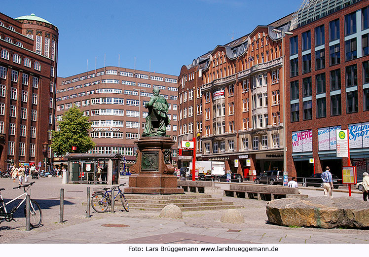 Der Gänsemarkt in Hamburg mit dem Lessingdenkmal