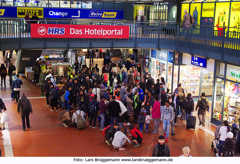 Flüchtlinge auf der Reise nach Skandinavien im Hamburger Hbf