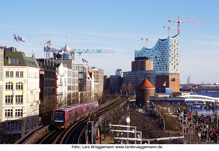 Hochbahn DT5 an den Landungsbrücken - rechts im Bild die Elbphilharmonie
