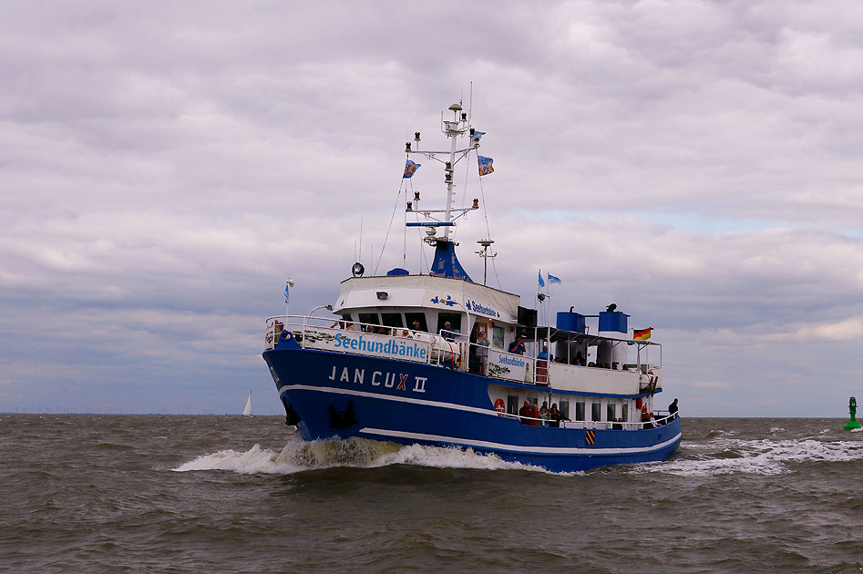 Das Schiff Jan Cux II auf der Nordsee vor Cuxhaven