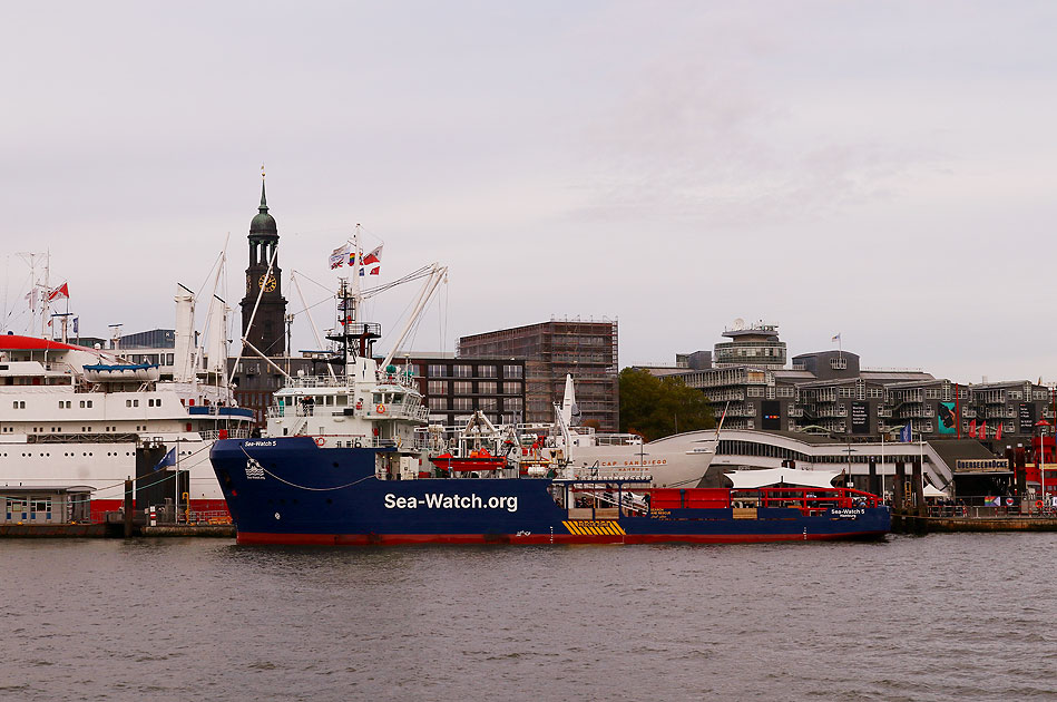 Die Seawatch 5 - vormals Offshore-Versorger Ocean Don bei ihrer Taufe in Hamburg