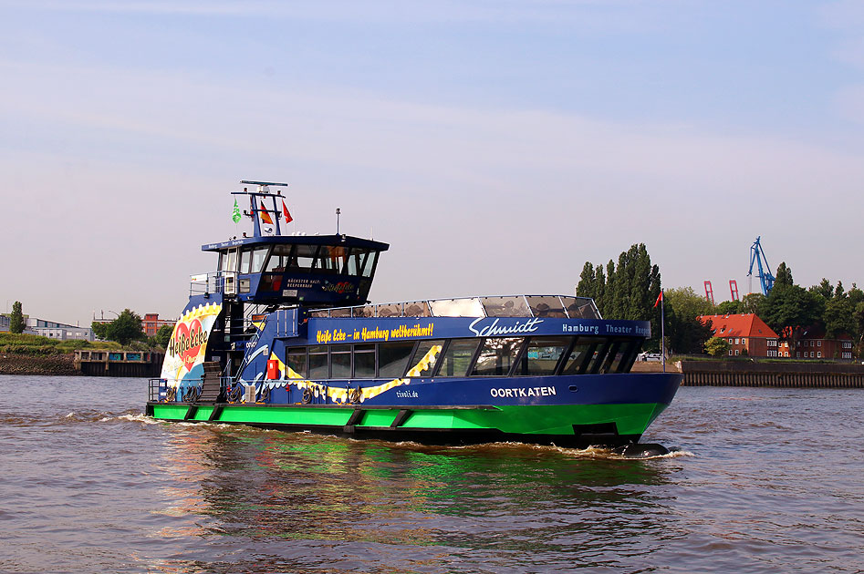 Das HADAG Schiff Oortkaten an den Landungsbrücken in Hamburg auf der Elbe