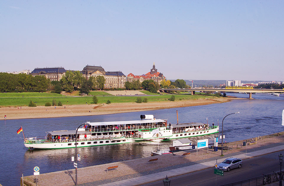 Das Schiff DRESDEN der Sächsischen Dampfschiffahrt in Dresden am Terassenufer