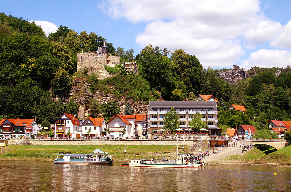 Die Fähre im Kurort Rathen über die Elbe - Links oben im Bild die Burg Altrathen
