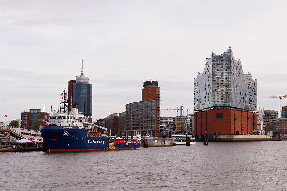 Die Sea-Watch 5 und Ellbphilharmonie in Hamburg