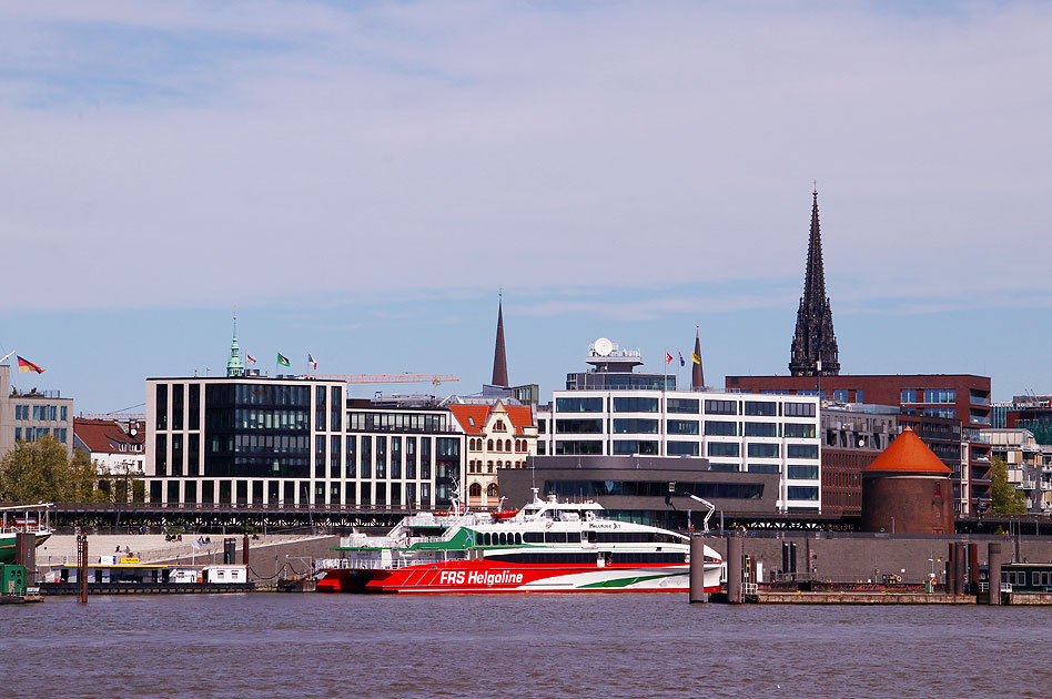Der Katamaran Halunder Jet der FRS Helgoline an den Landungsbrücken in Hamburg