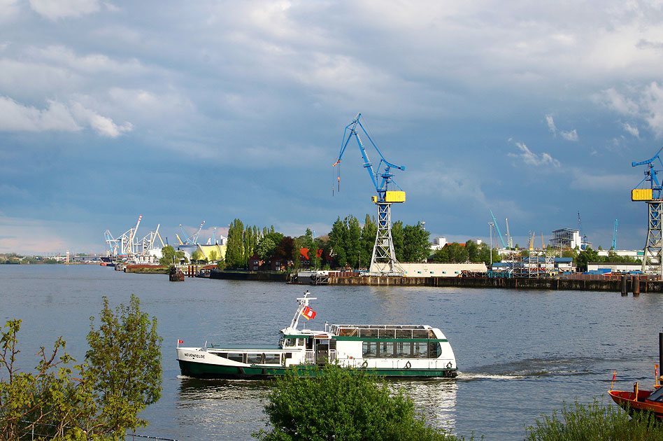 Das HADAG Schiff Neuenfelde zwischen Landungsbrücken und Altona Fischmarkt